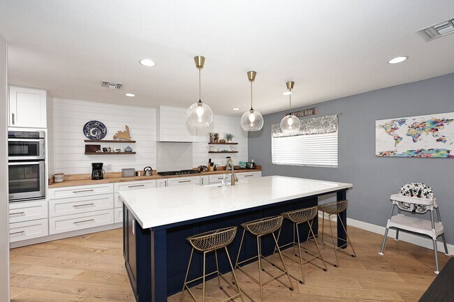 Building Photo - Fully Furnished Remodeled 4 Bedroom / 4 Bathroom Home with spacious back yard & pool in Central P...