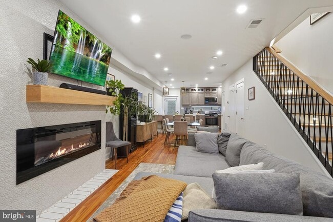 Building Photo - 331 W St NE