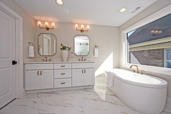 Building Photo - Gorgeous new construction on one of Oakley...