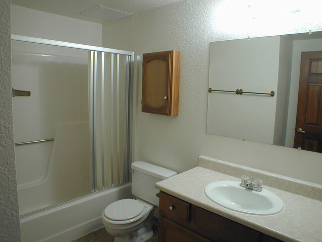 Building Photo - House For Lease