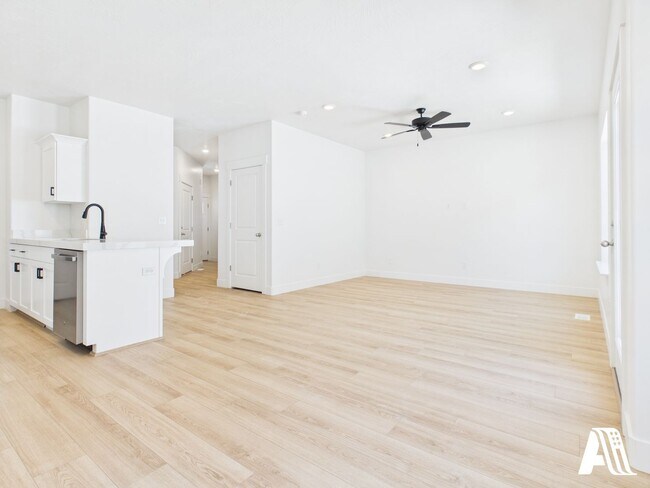 Building Photo - 447 E 650 N