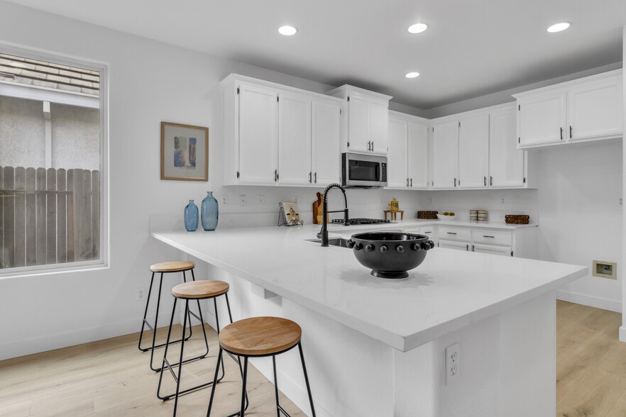 Building Photo - 1886 Dawnelle Way