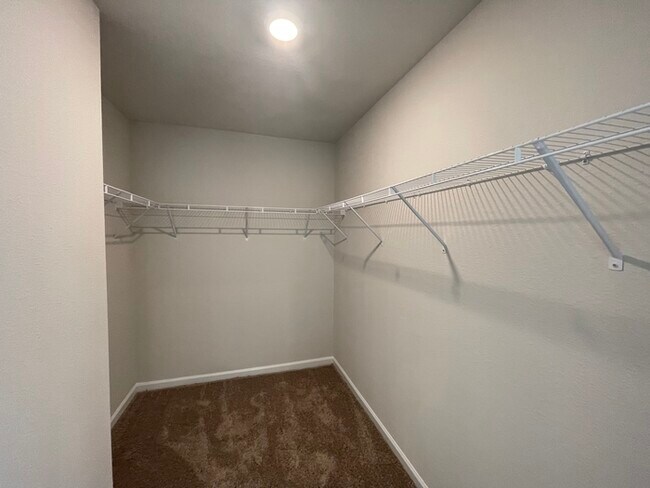 Building Photo - beautiful home with 3 bedrooms