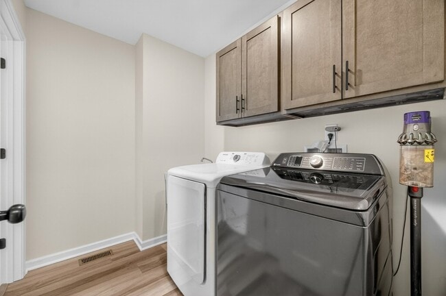 Building Photo - 3019 Cambridge Ct