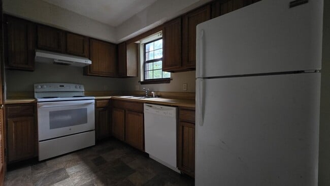 Building Photo - Renovated townhome in Linden Square.