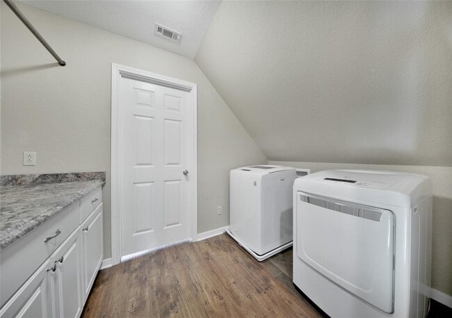 Building Photo - 710 W Rollingwood St