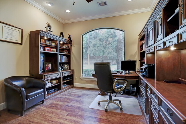 Building Photo - 1611 Lynnview Dr