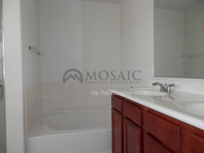 Building Photo - 1139 E Vermont Dr