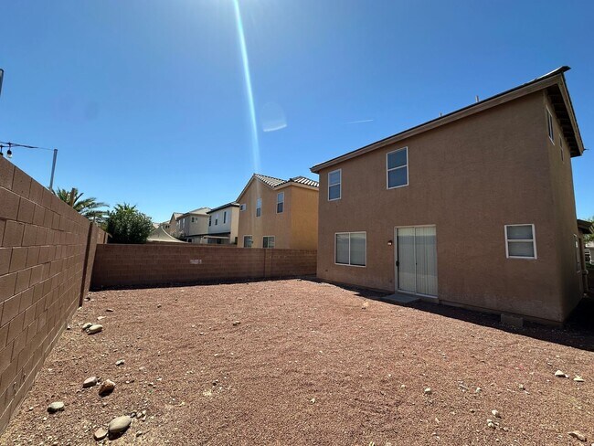 Building Photo - Great 3 Bedroom Home in Gated Community!