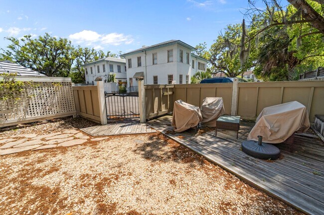 Building Photo - Monthly Rental — Stylish First-Floor Condo by Daffin Park with All-Inclusive Utilities