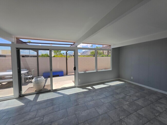 Building Photo - 735 E Louise Dr