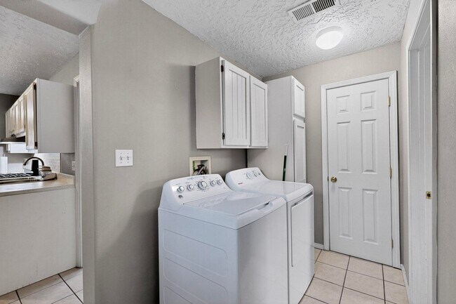 Building Photo - Historic Bungalow House 2 Bedroom 1 Bath- MOVE-IN Special