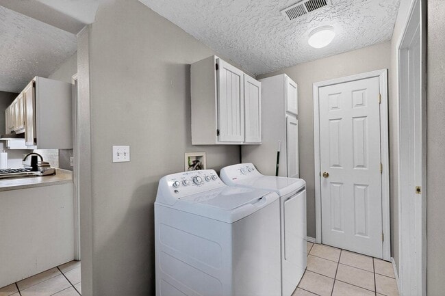 Building Photo - Historic Bungalow House 2/bd 1/ba 730/sf