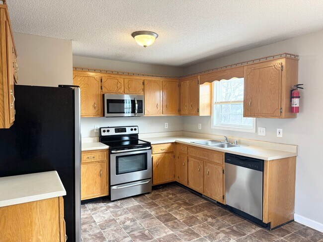 Building Photo - 3 Bedroom 2 Bathroom Open Kitchen