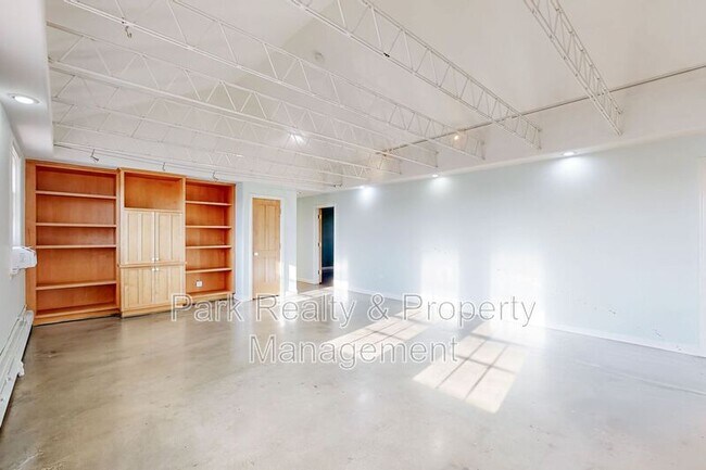 Building Photo - 1301 W Dakota Ave