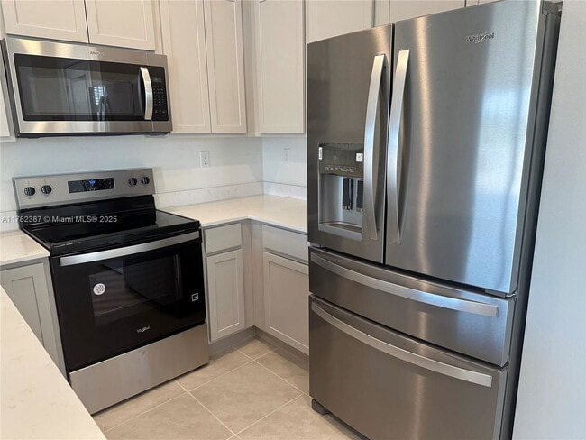 Building Photo - 822 SW 11th Ter