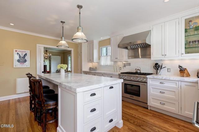 Building Photo - 807 N Doheny Dr