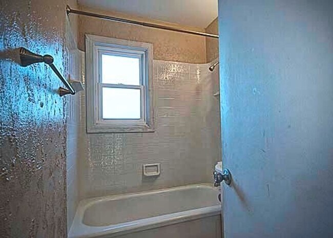 Building Photo - Great Aksarben location!