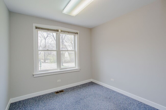 Building Photo - 1305 Oswego Rd