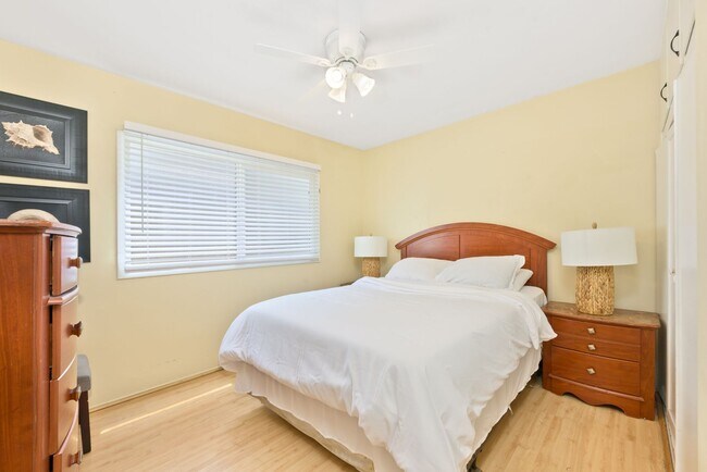 Building Photo - 1727 W Balboa Blvd