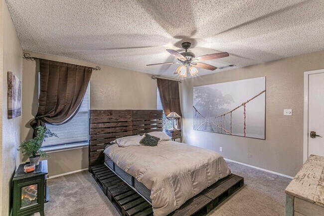 Building Photo - 302 S Mt Rushmore Dr