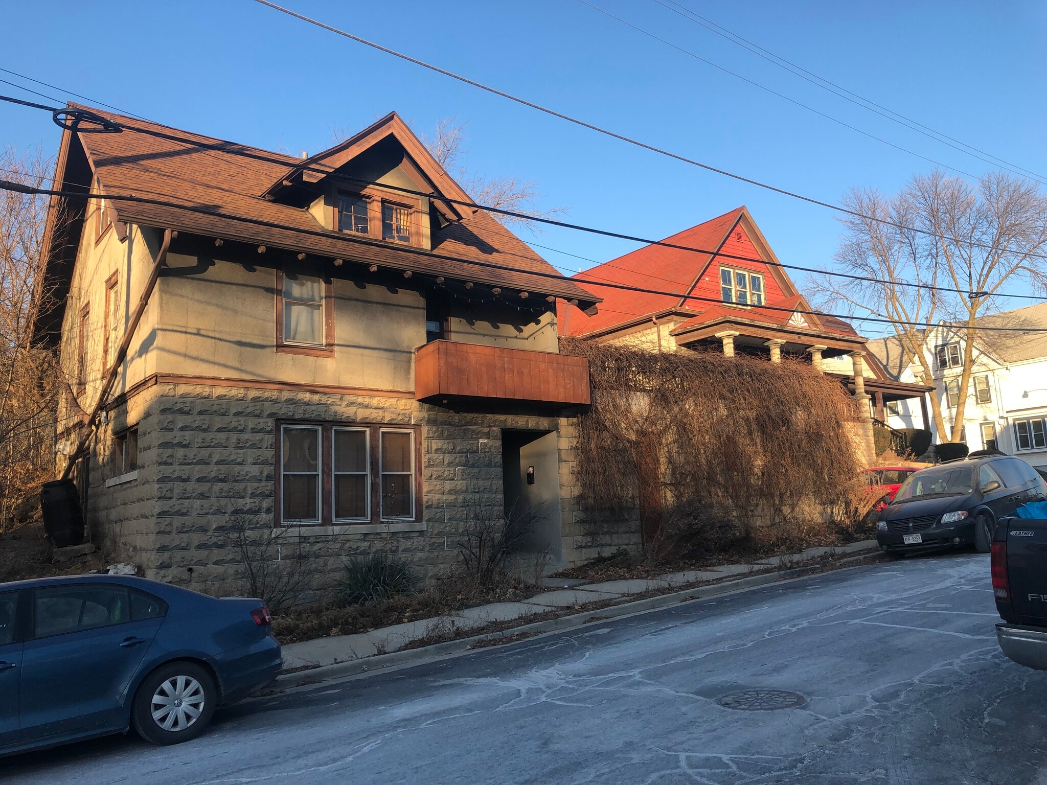 Building Photo - 318 E Deer Pl