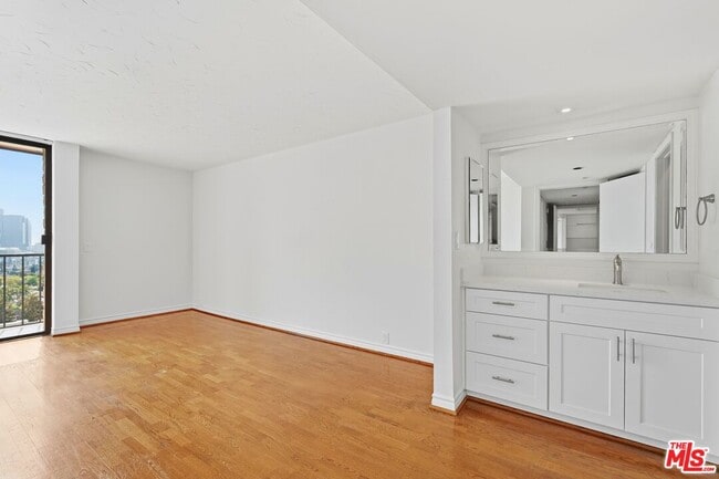 Building Photo - 10535 Wilshire Blvd