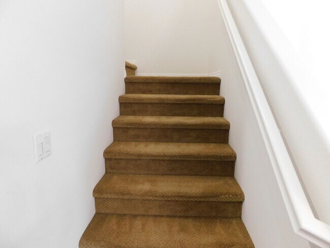 Building Photo - Beautiful 4 bed, 2.5 bath unit in Orange.