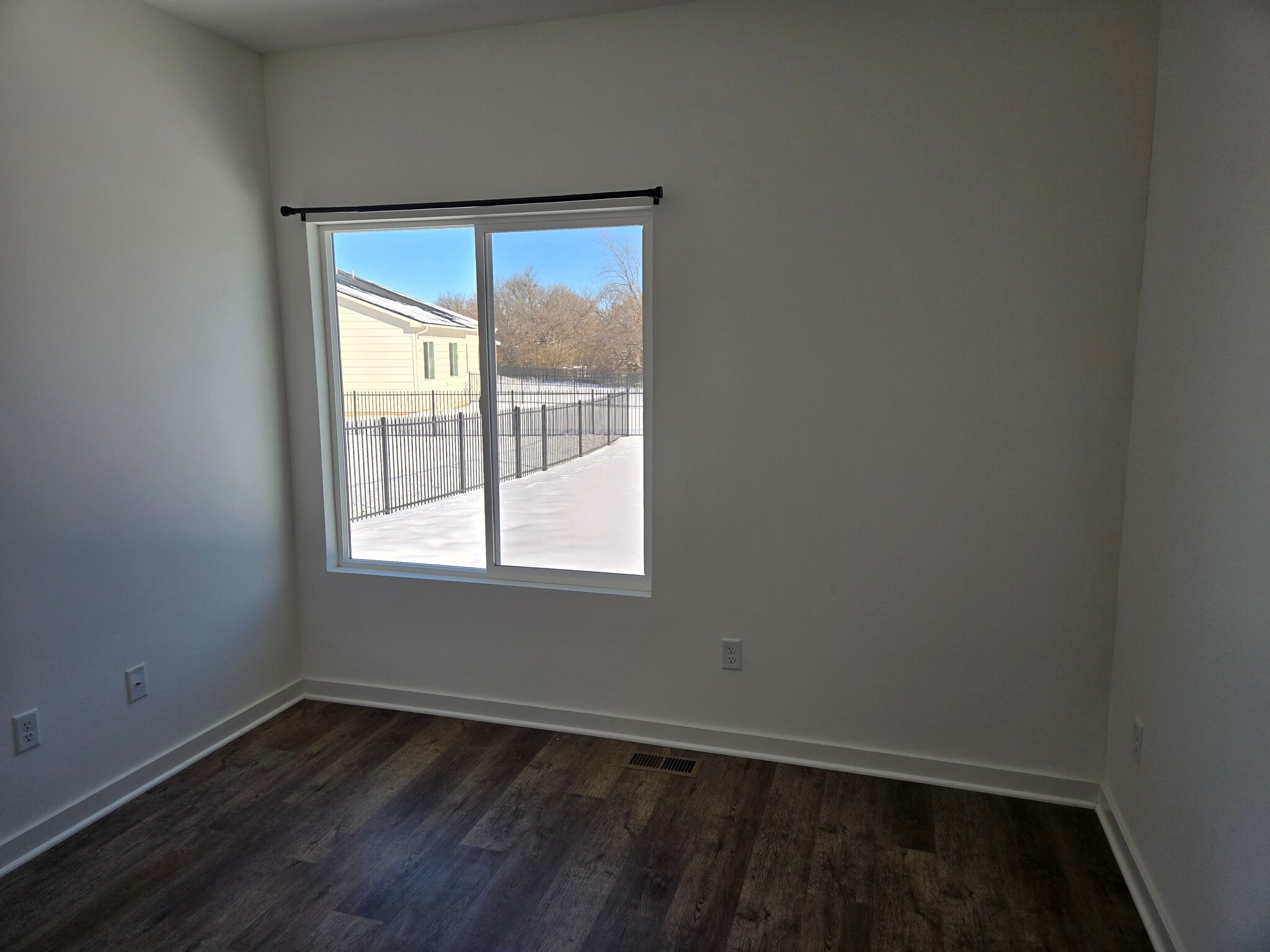 Building Photo - 5278 Pinecrest Ct N