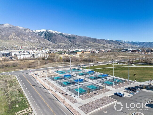 Building Photo - 1452 W Cook Ln