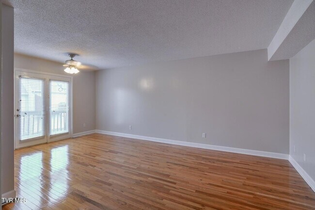 Building Photo - 2503 E Lakeview Dr