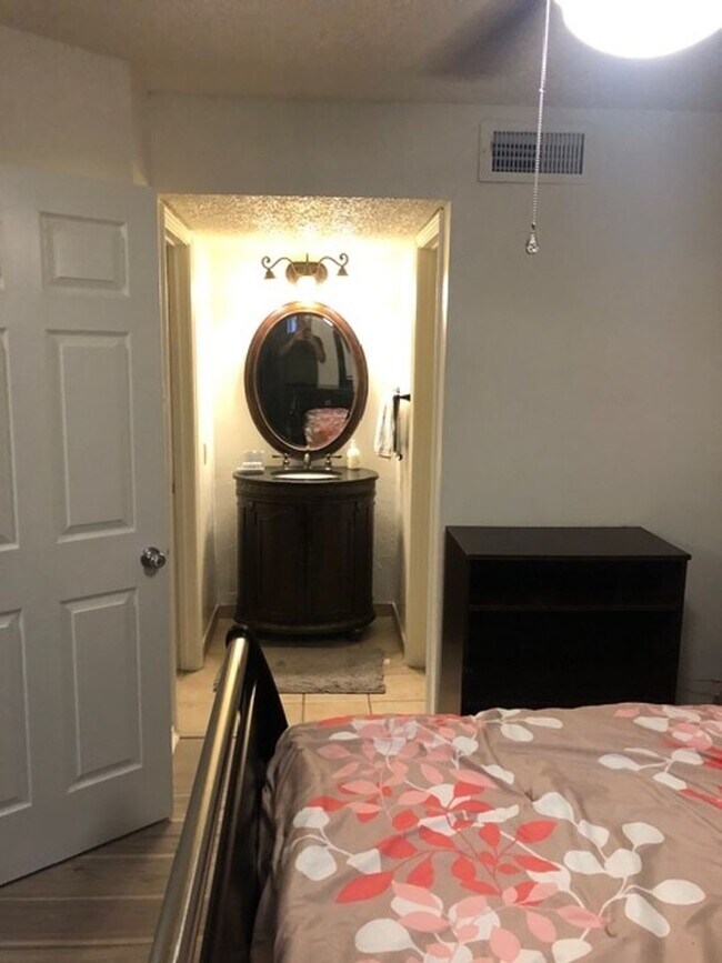 Building Photo - Charming 1BR Condo in Dallas