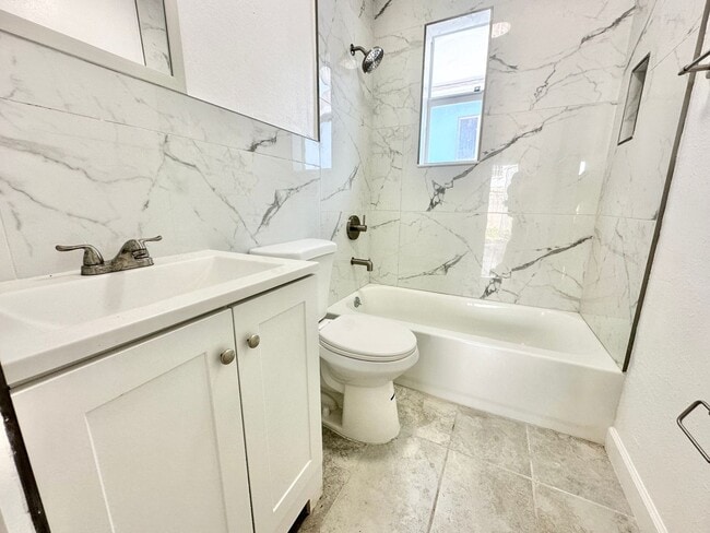 Building Photo - Freshly remodelled 2bed/1bath in a duplex close to Wynwood: for rent now @ $ 2,100.00!