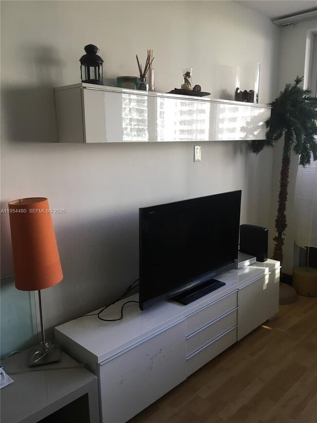 Building Photo - 1500 Bay Rd