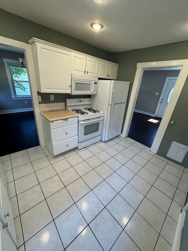 Building Photo - 249 Elwyn Ave