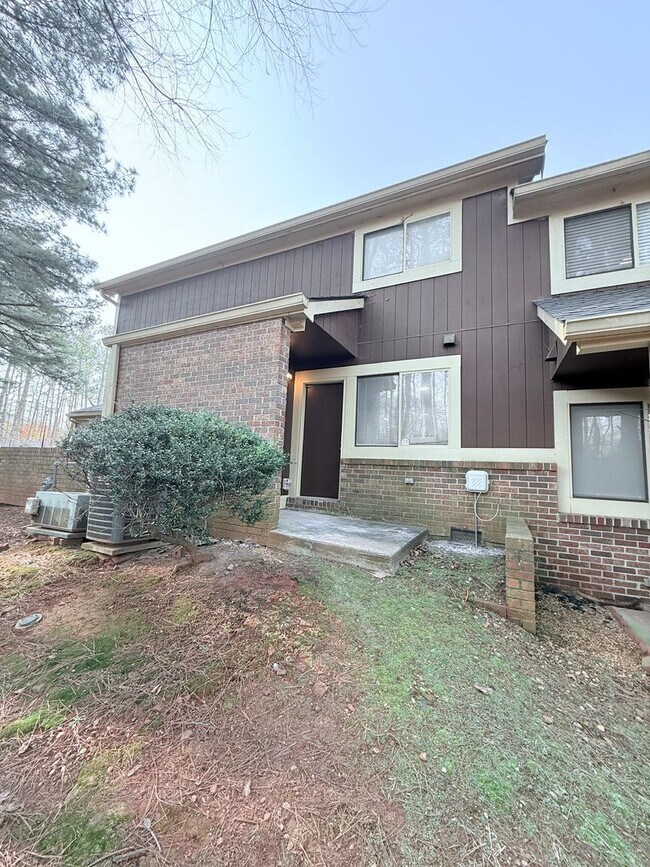 Building Photo - Renovated townhome in Great Alpharetta location