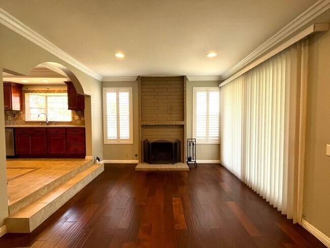 Building Photo - 4 bed, 3 bath located in Anaheim!