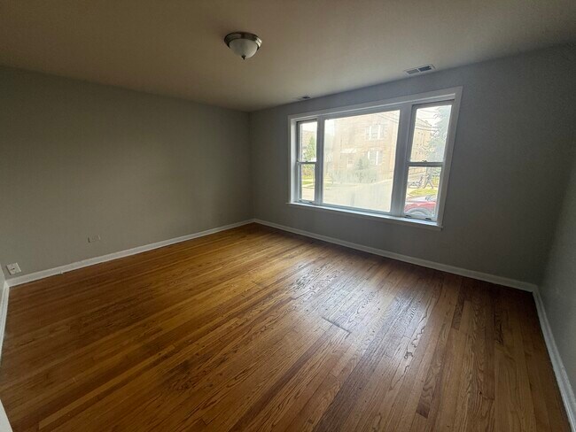 Building Photo - 4811 W Warwick Ave