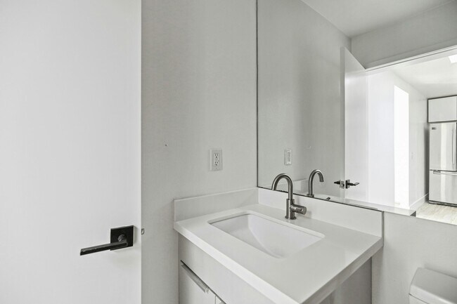 Building Photo - 850 N Van Ness Ave