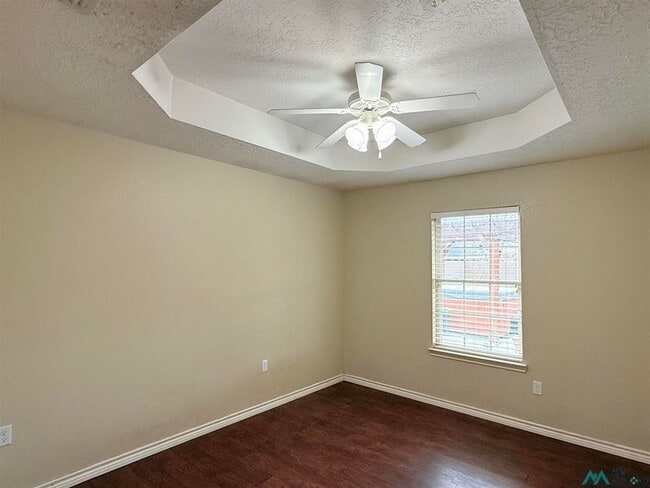 Building Photo - 1347 Oakwood Cir