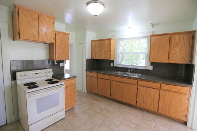 Building Photo - Country Living in the City