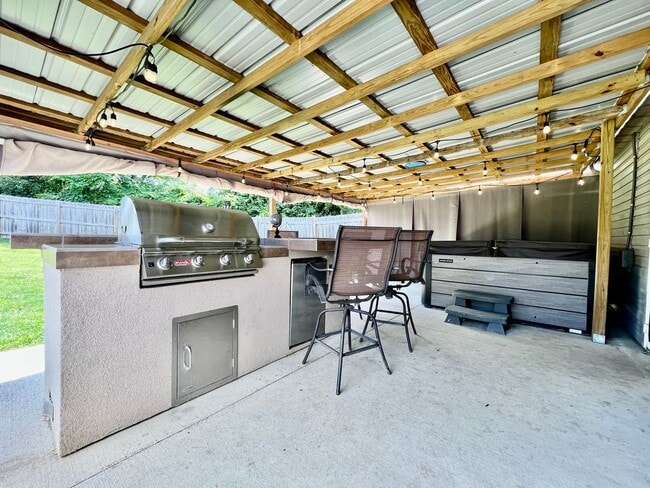 Building Photo - 3 bedroom home w/ privately fenced yard + hot tub.