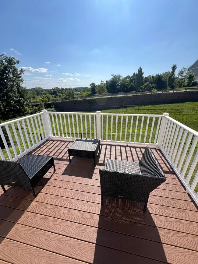 Building Photo - THREE BEDROOM TOWNHOME- PARKLAND SCHOOLS