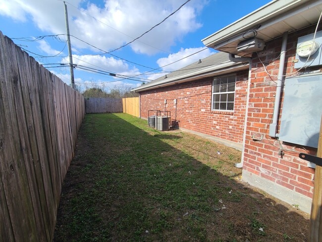 Building Photo - 3820 Juno Dr