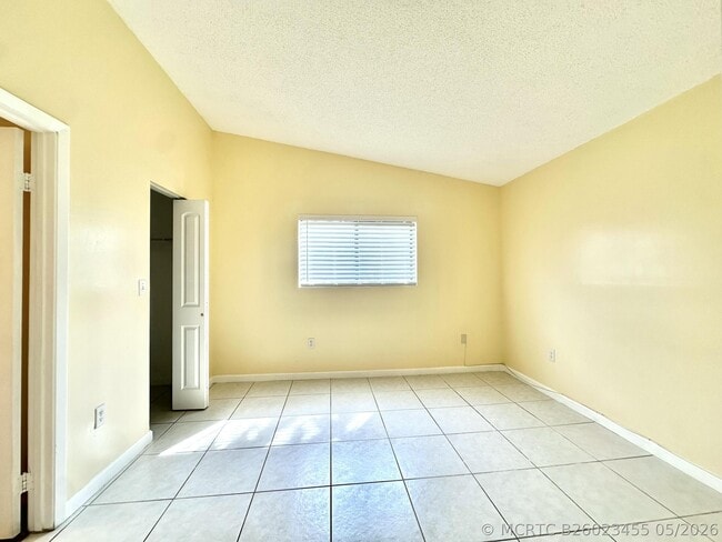 Building Photo - 206 Palm Cir W
