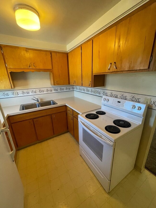 Building Photo - Fairway Apartments