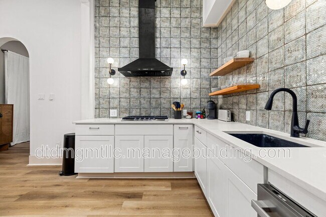 Building Photo - 110 E Craig Pl