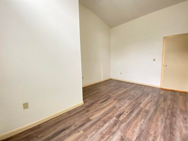 Building Photo - 521 Pine St