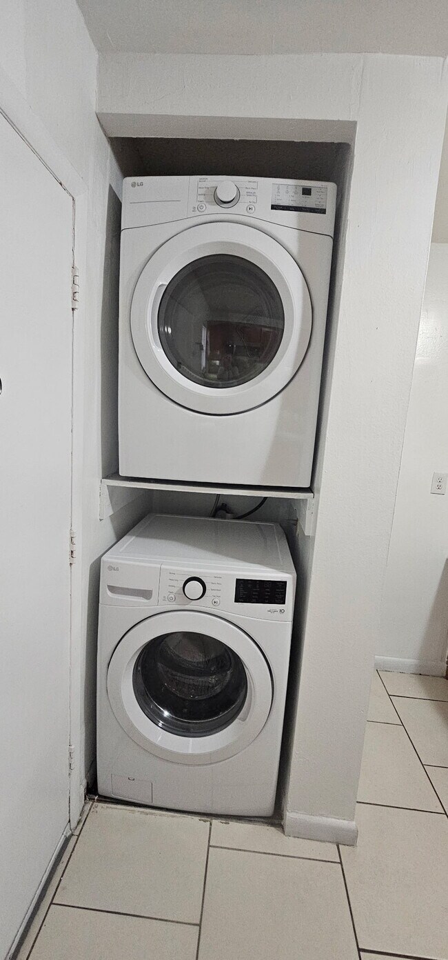Washer & dryer - 1900 W 54th St