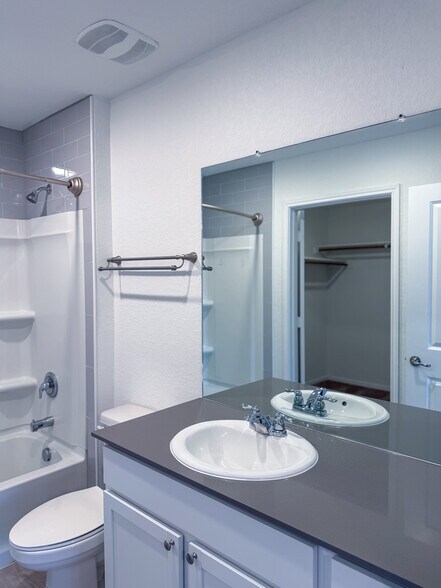 Building Photo - 1427 Laima Curv